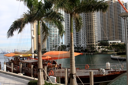 Altes Luxussegelboot in Miami Stadtzentrum